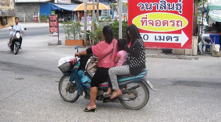 zonder helm in Thailand